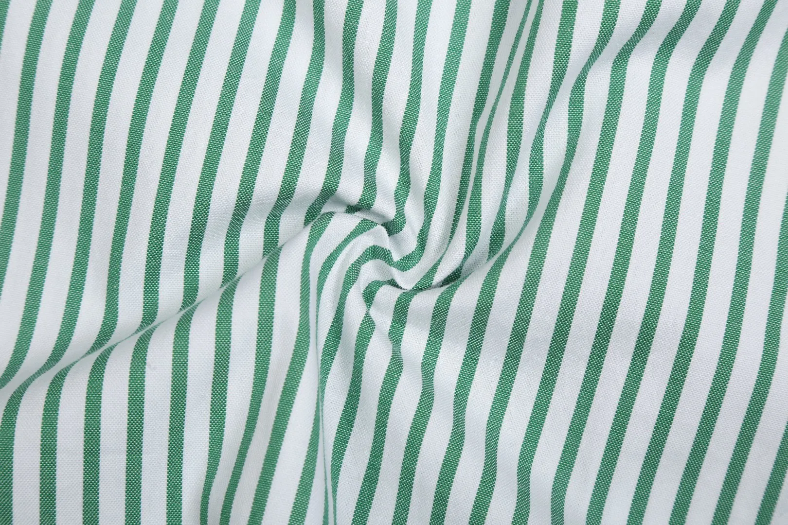 P250 White background picture [Popular new model] Style number: 25019# Color: red/green/blue Size: S to Custom dyed original pearlescent white buttons, large and small divisions, vertical eyelets ✅ - Special shaped chiffon foil is included in the collar door tube, not easy to deform and pull ✅ - RL three-color large and small vertical striped shirt, extraordinary isometric, cleverly matched stripes, diverse wear to stimulate self-expression, relaxed layering to play with the look of the four seasons